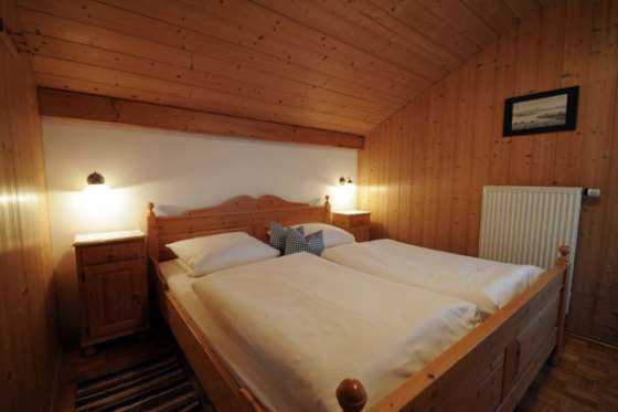 Schlafzimmer mit Doppelbett